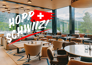 Mountain Lounge du Sunstar Hotel Pontresina avec vue sur les montagnes et lettrage Hopp Schwiiz pour la Coupe du Monde 2026