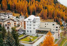 Sunstar Hotel Pontresina entouré de denses forêts de mélèzes jaune doré en automne