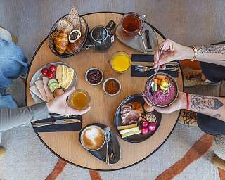 Frühstück in Pontresina Bunter Frühstückstisch mit unterschiedlichen Speisen